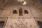 <center>Église Saint-Germain-l'Auxerrois.</center> Vers 1730, l’ancienne chapelle Saint-Victor ou des Agonisants fut supprimée et devint une petite sacristie pour les chapelains. Porte entourée d’une décoration de feuillages d’acanthe et de choux frisés. Dessin de Lassus, et sculpture de Plantard.