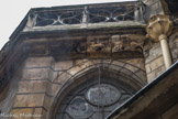 <center>Église Saint-Germain-l'Auxerrois.</center> Les « carpes de Saint-Germain l'Auxerrois ». Il s'agit d'une frise, sculptée autour de la chapelle centrale, représentant des tronçons de carpes (têtes, corps, queues) alternant avec des rosaces. Le financement d’une des chapelles de l’abside au XVIème siècle avait été le fait d’un certain Jehan Tronsson, bourgeois fortuné, maître drapier. En échange, il demanda que son nom passe à la postérité. Les religieux chargés d’exaucer ses vœux eurent la bonne idée de présenter, en dehors de la chapelle en question, du côté de la rue de l'Arbre Sec, des poissons coupés en deux, en tronçons.
