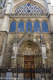 <center>L'église Saint-Séverin. </center> Le portail ouest qui date du XIIIe siècle. Il est de style gothique et comprend, de chaque côté, six colonnettes sculptées de guirlandes de feuillage. Le tympan est une représentation de «La Vierge à l'Enfant recevant les honneurs de deux anges». Auteur : Josph-Marius Ramus (1805-1888). Cette sculpture illustre l'Espérance.