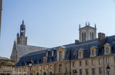 <center>Le lycée Henri IV. </center> Après la victoire de Vouillé sur les Wisigoths qui lui ouvre la riche Aquitaine, le roi des Francs Clovis fonde vers 506 le monastère royal des Saints-Apôtres, dédié aux apôtres Pierre et Paul. Clovis y est inhumé en 511. L'année suivante, la basilique, poursuivie par la reine Clotilde, acquiert un prestige supplémentaire en recevant les reliques de sainte Geneviève. A l'arrière plan, le clocher de saint Etienne du Mont.