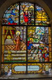 <center>Saint-Etienne-du-Mont </center>La Manne. Le Christ invitant à adorer l'Eucharistie. Le haut du vitrail est une illusration de la Manne. Moïse lève sa baguette et Dieu fait tomber sur terre des oiseaux ainsi que la manne céleste que des hommes et des femmes, sur la gauche, s'empressent de recueillir. Le Christ, montrant l'hostie dans l'ostensoir, invite les fidèles à venir adorer l'Eucharistie. Il envoie ses serviteurs (qui portent une auréole) rameuter les gens. Tous se trouvent une excuse pour ne pas venir : l'un se marie, un autre visite la maison qu'il vient d'acquérir, un troisième chemine avec ses bœufs malgré le geste pressant du serviteur. En fin de compte, ce sont les pauvres, les malheureux et les infirmes qui vont participer au banquet (premier plan, à droite). Moralité de la parabole : les pauvres, ne possédant rien, n'ont pas d'obligation et sont ainsi ouverts à la parole du Christ.