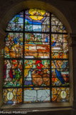 <center>Saint-Etienne-du-Mont </center>Le vitrail du « Pressoir mystique » illustre la parole du Christ lors du dernier repas de la Cène, reprise à chaque messe, lorsqu’il fit passer la coupe de vin en disant «ceci est mon sang». Le Christ est étendu sur un pressoir. Son sang jaillit de ses plaies et nourrit la terre. Tout autour, les activités vinicoles sont prises en charge par les représentants de l'Histoire sainte : les patriarches plantent la vigne, les prophètes la taillent ; les apôtres font la vendange, mènent les grappes à la cuve et les foulent au pied pour les presser (on voit saint Pierre dans ce rôle) ; puis, les évangélistes apportent les cuves aux Pères de l'Église (saint Grégoire et saint Jérôme?). Enfin, le clergé assurent la distribution de l'Eucharistie aux fidèles. Sur la droite, pape, roi et cardinal stockent dans un cellier, à l'aide d'une échelle, les barils remplis du sang divin.
