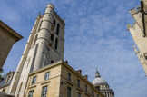 <center>Le lycée Henri IV. </center> La tour dite, à tort, de Clovis, romane à la base, gothique aux étages supérieurs, s'élève dans la cour du lycée Henri IV. C'est un reste de la Basilique  Sainte-Geneviève détruite de 1802 à 1807. A l'arrière plan, le dôme du Panthéon.