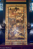 <center>Le musée Chinois. </center>Cabinet de laque : ce cabinet est décoré de 15 panneaux issus de paravents chinois datant du XVIIIe siècle.