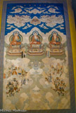 <center>Le musée Chinois. </center>Les trois Bouddhas historiques entourés de disciples, tapisserie du XVIIIe.