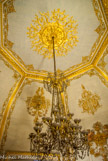 <center>Le théâtre. </center> C’est dans ce foyer que Napoléon III et sa famille venaient à l’entracte. C’est la seule pièce où se trouve une cheminée. Le capitonnage doré, les banquettes et les franges sont typiquement du second empire.