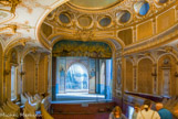 <center>Le théâtre. </center> Les officiers étaient au parterre qui est moins décoré que le balcon : papier peint cramoisi, banquettes en bois
