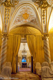 <center>Le théâtre. </center> Au fond, le foyer impérial.
