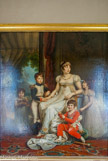 <center>La galerie de portraits. </center> Marie Caroline, dernière soeur de Napoléon, épouse de Murat, reine de Naples avec ses quatre enfants. Un garçon qui porte la robe de l'enfance à moins de 7 ans, sinon il porte un pantalon. Un de ses fils porte une tenue de colonel.