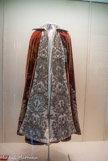 <center>Le musée Napoléon Ier.</center> Manteau pourpre de l'Empereur, pour son second mariage, exécuté par Chevallier et Picot.