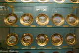 <center>Le musée Napoléon Ier.</center> Les assiettes en porcelaine de Sèvres du service particulier illustrent des sujets
agréables à l'Empereur », dont des sites où l'ont entraîné ses conquêtes et ses expéditions.
En haut, de G à D, Bagatelle, Mortefontaine, le jardin des tuileries, Rouen et ?. En bas : le port d'Amsterdam, Utrecht, un monastère, Tolède et l'Alhambre.