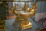 <center>Le musée Napoléon Ier.</center> L'empereur, soucieux d'un cérémonial qu'il jugeait indispensable à sa grandeur, remit en vigueur l'étiquette du Grand Couvert. Il utilisait alors un service en vermeil de plus de mille pièces-il en reste vingt-quatre, réalisé par l'orfèvre Henry Auguste.
 Nef de l'Impératrice en vermeil. Sous le vaisseau, figures assises de la Seine et de la Marne. A la poupe, les trois Grâces. A la proue, la Bienfaisance. Les bas-reliefs représentent Minerve et les Arts et l'Impératrice Joséphine faisant distribuer les aumônes.