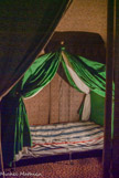 <center>Le musée Napoléon Ier.</center> Tente de campagne, de coutil rayé blanc et bleu doublé intérieurement de toile de Jouy, montre l'ordonnance qui y régnait et l'ingéniosité d'un mobilier entièrement pliant et démontable.