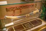 <center>Le musée Napoléon Ier.</center> Sabre des Empereur créé en 1797, ayant appartenu à Napoléon, et donné par lui au général Caulaincourt, duc de Vicence, dans la nuit du 12 au 13 avril 1814, à Fontainebleau. Monture et fourreau manufacture de Boutet à Versailles, 1798. La lame est gravée du nom des empereurs romains e t du nom des empereurs du Saint-Empire. Allemagne, XVIIe siècle.
Etui : Biennais, 1798.
