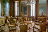 <center>Les petits Appartements. </center>Le deuxième salon est plus luxueusement décoré de tableaux de François Boucher, Noël-Nicolas Coypel, Clément Belle et Joseph-Marie Vien, encastrés dans les boiseries en 1862.