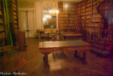 <center>Les petits Appartements. </center>La bibliothèque. Le mobilier se compose entre autres d'un grand bureau plat créé par Jacob Frères et acheté au général Moreau, et un canapé en bois doré garni de satin broché, prévu initialement pour être installé dans la chambre de parade de l'impératrice. Les ouvrages sont classés par ordre alphabétique (lettres en bronze sur la partie supérieure des bibliothèques). La bibliothèque possédait à l'origine près de 4500 ouvrages, principalement concernant l'Histoire.