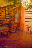 <center>Les petits Appartements. </center>La bibliothèque des appartements a été aménagée en 1808 dans l'ancien salon des jeux de Louis XVI, et une grande partie des décors de 1786 ont été préservés (des boiseries et le dessus de porte peints par Sauvage notamment). Un escalier en colimaçon en bois permet d'accéder au premier étage.