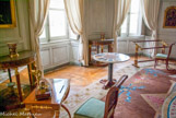 <center>Les petits Appartements. </center>Salon d'étude de l'Impératrice où l'on retrouve la même avancée en hémicycle que dans la salle du Conseil située au-dessus. On y voit plusieurs petits meubles qui ont appartenu à Marie-Louise, la seconde épouse de Napoléon :  au fond, un métier à broder et, au premier plan, une table-écritoire, où l'impératrice postait son courrier.