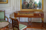 <center>Les petits Appartements. </center>Salon d'étude de l'Impératrice. Le piano-forte, de la maison Erard, a appartenu à Hortense de Beauharnais, fille de Joséphine et épouse infortunée de Louis Bonaparte.