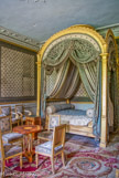 <center>Les petits Appartements. </center>Dans la chambre, le lit de Joséphine, au couronnement original, a été agrandi en 1843 pour une des filles de Louis-Philippe et son époux. La tenture, les rideaux et le mobilier, en soierie de Lyon blanche et bleu lapis brochée d'or, devaient conférer à cet espace une atmosphère vive et gaie.