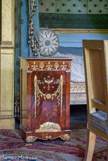 <center>Les petits Appartements. </center>Chambre à coucher. Table de chevet.
