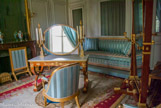 <center>Les petits Appartements. </center>Les tentures de la salle de bain de l'impératrice ont été retissées à l'identique en taffetas bleu ciel en 1977 redonnant tout son lustre à cet espace intime et précieux meublé d'une psyché et d'une table de toilette ornés de bronzes de Thomire. Les sièges en gondole en bois doré, ont leur gourgouran bleu ciel retissé à l'identique.