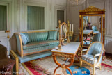 <center>Les petits Appartements. </center>Le canapé, posé sur une estrade à roulettes, découvre, lorsqu'il est poussé, la baignoire encastrée dans le sol.