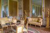 <center>Les petits Appartements. </center>Le Grand Salon des jeux. Pour le confort, un système d'air chaud était pulsé depuis la bouche de chaleur percée derrière la console de bois doré au centre du mur face aux fenêtres.