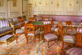 <center>Les petits Appartements. </center>Salon de billard. Autour de la table de jeux et des chaises des joueurs, deux voyeuses pour hommes (étroites pour une assise en cavalier) et deux voyeuses pour dames (basses pour s'agenouiller et s'accouder). Jacob Frères.