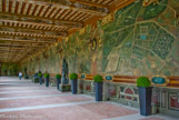<center>Galerie des Cerfs. </center> Cette galerie datant du début du XVIIe siècle et restaurée au Second Empire (elle avait été divisée en appartements au XVIIIe siècle), longue de 74 mètres et large de 7 mètres, située au rez-de-chaussée de l'aile Louis XV de la cour des Princes, doit son nom aux vingt têtes de cerfs (seuls les bois sont naturels, les têtes sont en plâtre) qui la décorent.