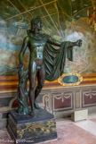 <center>Galerie des Cerfs. </center> Apollon du Vatican. Bronze fondu à Fontainebleau par Durant et réparé par Pierre Bontemps vers 1540.