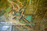 <center>Galerie des Cerfs. </center> Elle est notamment ornées de peintures réalisées vers 1600 par Louis Poisson, refaites sous Napoléon III et présentant les grandes demeures royales sous Henri IV.