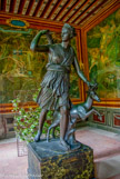 <center>Galerie des Cerfs. </center> Diane à !a biche, copie d'antique exécutée en 1602 par Barthélemy Prieur, ornait primitivement la fontaine du jardin de Diane.