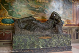 <center>Galerie des Cerfs. </center> L'Ariane endormie du Vatican. Bronze fondu à Fontainebleau et réparé par JCardin du Monstier vers 1540.