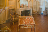 <center>Appartement de Madame de Maintenon. </center>  L'appartement de Madame de Maintenon est situé dans le pavillon de la porte Dorée. Petite-fille du poète Agrippa d'Aubigné, Françoise d'Aubigné est née en 1635. Elle se maria une première fois avec l'écrivain Paul Scarron et anima alors un salon parisien où se rencontraient de brillants esprits. À la mort de son époux, elle entra au service des enfants du roi. En 1675, Louis XIV la fit marquise de Maintenon et, en 1683, devenu veuf, l'épousa en secret, puisqu'elle n'était pas assez noble pour devenir reine. Elle n'occupa donc pas les appartements royaux.