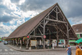 <center>Milly la Forêt.</center>La Halle.La Halle, exposée nord-sud, longue de 46 m, large de 16 m et haute de 13 m, couvre une surface totale de 730 m². Les 48 piliers de chêne reposent sur des socles de pierre destinés à protéger le bois lors des lavages à grandes eaux. La Halle est classée Monument Historique depuis 1923.