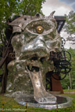 <center>Le cyclop.</center>avec un œil unique, une bouche d'où ruisselle de l'eau sur une langue toboggan