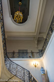 <center>Le château de Champs-sur-Marne. </center>Escalier d'honneur. Vase en porcelaine de Chine de la dynastie Ming.