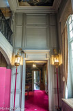 <center>Le château de Champs-sur-Marne. </center>L’escalier rouge. Cet escalier dessert tous les étages, contrairement à l’escalier d’honneur. L’éclairage est assuré par des torchères vénitiennes avec le lion de saint Marc en bannière.