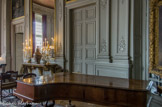 <center>Le château de Champs-sur-Marne. </center>Salon de musique. Le piano est une pièce rare de 1874, un piano Erard demi-queue ayant appartenu aux Camondo (plus particulièrement au cousin de Moïse, Isaac, célèbre collectionneur et pianiste). Les Cahen d’Anvers invitaient de nombreux convives pour des concerts ou des spectacles de danse, comme lorsque Loïe Fuller,  danseuse célèbre pour les voiles qu'elle faisait tournoyer dans ses chorégraphies, se produisit dans les jardins en 1908.