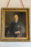 <center>Le château de Champs-sur-Marne. </center>Le portrait du fils de loiis, Charles, donateur du domaine en 1934, est présenté sur le palier qui mène aux appartements. 1936, Alphonse Jongers.
