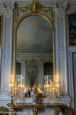 <center>Le château de Champs-sur-Marne. </center>Salon de musique. Si les boiseries ont été dessinées par Bullet de Chamblain, l’architecte Destailleur a repris la décoration haute de cette salle, encadrée par 16 pilastres. Le ciel en trompe-l’œil ainsi que la répétition du motif des musiciens sur la frise de la corniche datent donc des Cahen d’Anvers et rappellent le goût de cette famille pour la musique.