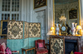 <center>Le château de Champs-sur-Marne. </center>Salon de musique. Les fauteuils présentés sont du XIXe siècle et sont appelés des «confortables» : la garniture de certains fauteuils n’a pas été retissée à neuf pour que le public constate l’effet de la lumière et du temps sur les fauteuils.