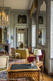 <center>Le château de Champs-sur-Marne. </center>La chambre bleue. Le duc de la Vallière imagine pour cette pièce un aménagement innovant : lit en alcôve, cabinet de toilette d’un côté (décoré par Christophe Huet) et garde-robe de l’autre. Au XVIIIe siècle, les chambres du premier sont affectées aux femmes qui n’ont qu’un étage à monter alors que les hommes en ont deux. Sous les Cahen d’Anvers, cette chambre fut occupée par Moïse de Camondo, époux d’Irène Cahen d’Anvers. La marqueterie de cubes sans fond du bureau de dame est typique de l’époque Transition à laquelle appartient ce meuble estampillé vers 1770 par Gérard Péridiez.
