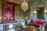 <center>Le château de Champs-sur-Marne. </center>Chambre d'honneur. La chambre d’honneur du château de Champs permit d’accueillir les hôtes royaux comme le roi d’Espagne Alphonse  XIII (roi de 1886 à 1931).
Le mobilier de la pièce est riche : des fauteuils Louis XV dont l’un est estampillé du menuisier Georges Jacob, fournisseur de Marie-Antoinette. À droite, un canapé et deux fauteuils Louis XV sont garnis d’un tissu de damas de soie rouge.
