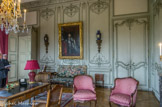 <center>Le château de Champs-sur-Marne. </center>Salon d'angle transformé en bureau. À l’origine chambre à coucher, Louis Cahen d’Anvers décide d’en faire son bureau. Comme les autres pièces de l’étage, les boiseries conservent les couleurs des années 1960, du temps de De Gaulle.