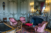 <center>Le château de Champs-sur-Marne. </center>Salon d'angle transformé en bureau. Dans cette pièce, Louis privilégie le confort avec le lit de repos contemporain ou les bergères de style Louis XV devant la cheminée.
