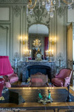 <center>Le château de Champs-sur-Marne. </center>Salon d'angle transformé en bureau. Sous le grand lustre en cristal de roche, trône un large bureau de banquier plat autour duquel sont disposés des fauteuils cannés d’époque Régence et ornés de coquilles (motif typique de l’art rocaille).