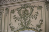 <center>Le château de Champs-sur-Marne. </center>Salon d'angle transformé en bureau. Les boiseries finement sculptées de feuillages, de palmes et d’aigles au-dessus des trumeaux furent réalisées pour le second duc de la Vallière.