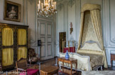 <center>Le château de Champs-sur-Marne. </center>Chambre des anciens propriétaires donateurs. Cette pièce servit de chambre dès le XVIIIe siècle. Louis Cahen d’Anvers dormit dans cette pièce avant que son fils ne l’occupe en compagnie de sa femme, Suzanne 
Lévy, rompant ainsi avec l’usage aristocratique de faire chambre à part. De Gaulle y dormit une nuit avec sa femme en 1963.